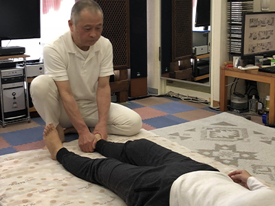 足首を調整しています