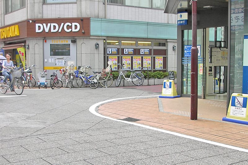 元住吉駅西口を出て、道なりにまっすぐ歩きます。TSUTAYAの角を曲がってください。